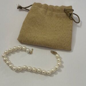 Elegant Pearl Bracelet with Pouch